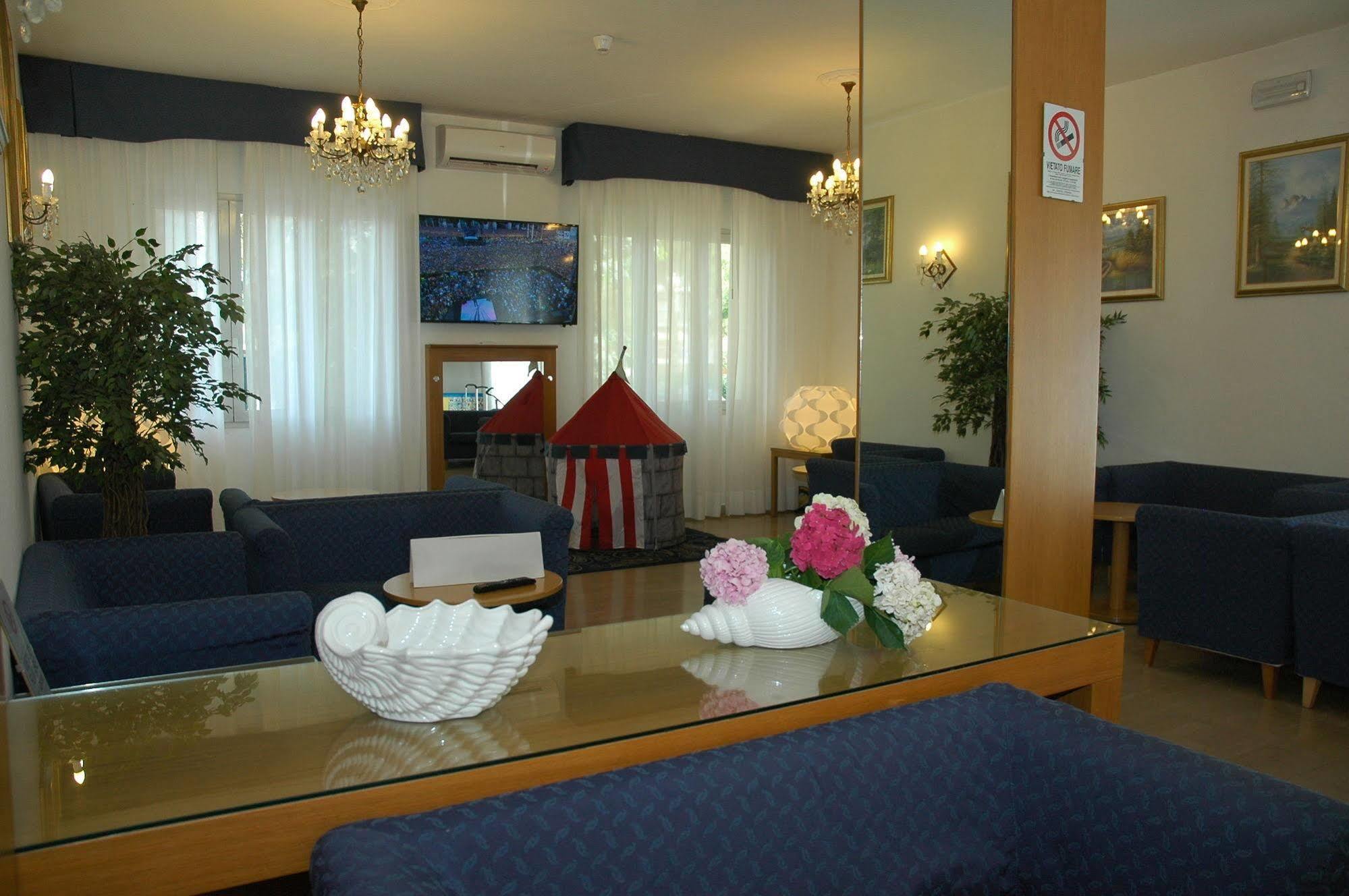 Hotel Gloria Lignano Sabbiadoro Exterior foto